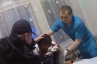 Под Киевом бывший АТОшник спас 19-летнего парня, который истекал кровью посреди улицы