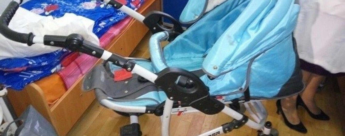 Мать двух брошенных на улице в Киеве малышек передумала отказываться от детей