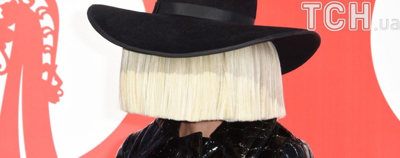 Загадочная певица Sia вышла в свет без фирменного парика