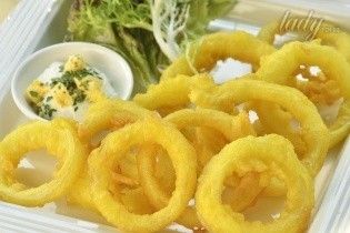 Вкусная закуска: луковые кольца с моцареллой
