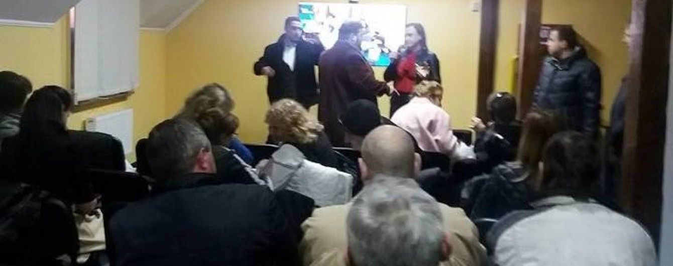 Під Рівному активісти зірвали збори прихильників партії соратника Януковича