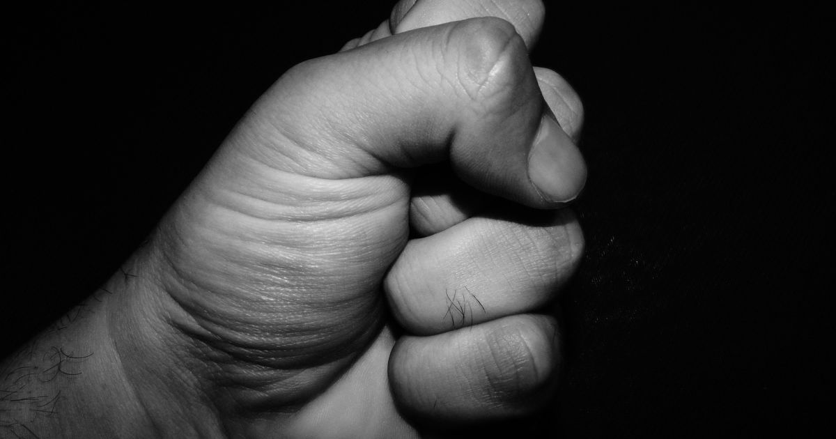 У Запоріжжі п’яні підлітки жорстоко познущалися з безхатьків і виклали відео в мережу