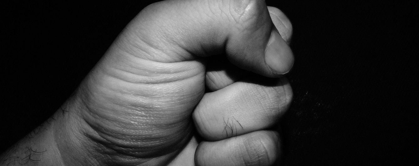 В Запорожье пьяные подростки жестоко поиздевались над бомжами и выложили видео в сеть