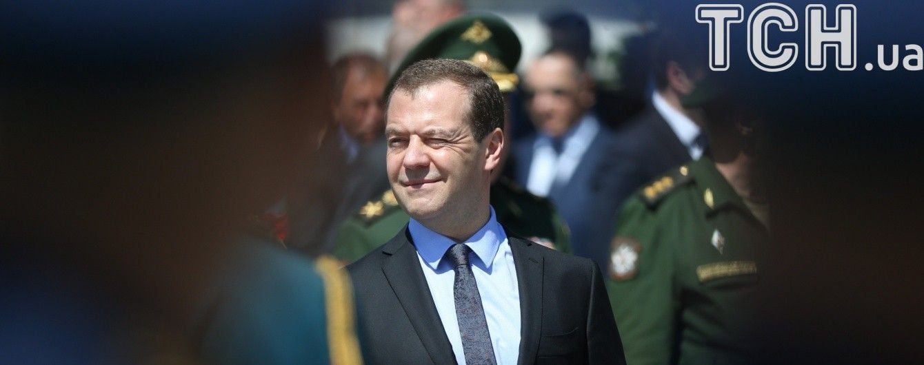 В неспокойный Кыргызстан прилетел российский премьер Медведев