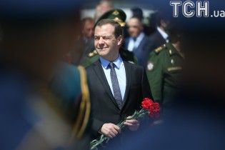 В неспокойный Кыргызстан прилетел российский премьер Медведев