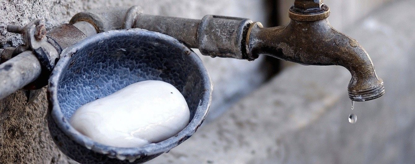 Відмиватися, як від грудки гною. У РФ вихователька змусила школяра полоскати рот милом за лайку