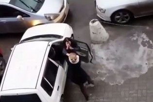 Двоє жінок повиривали одна одній пасма через паркувальне місце