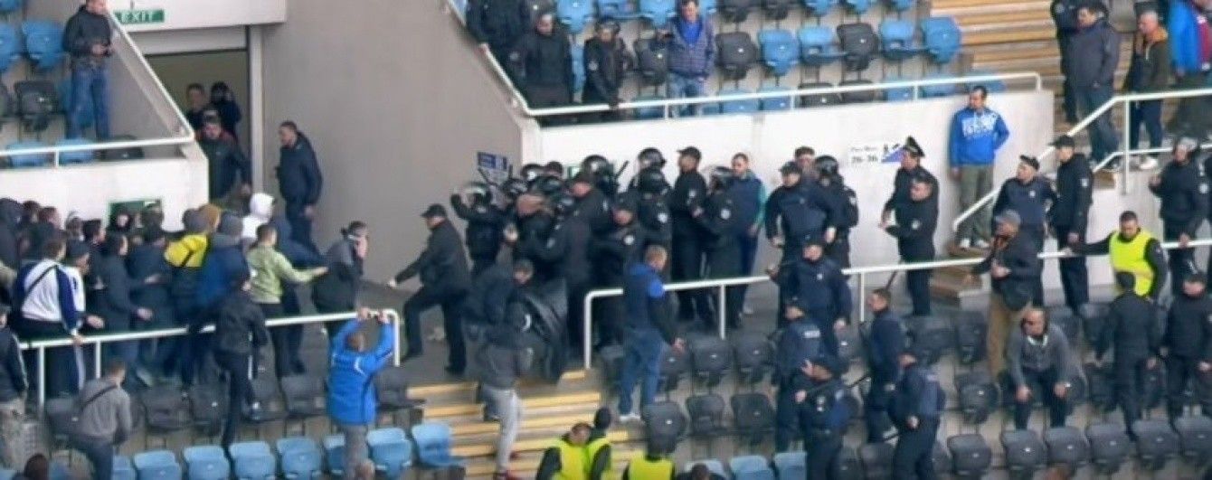 Фанаты "Черноморца" подрались с полицией в день смеха