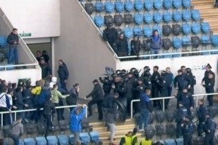 Фанаты "Черноморца" подрались с полицией в день смеха