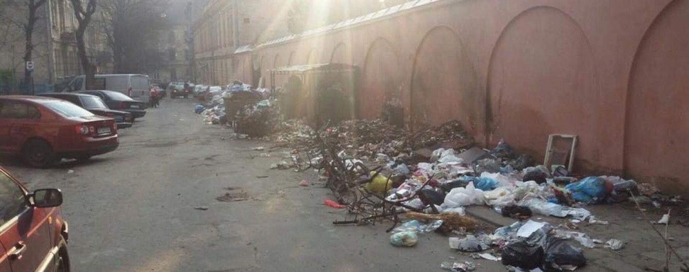 На Житомирщині суд арештував вантажівку з тоннами львівського сміття