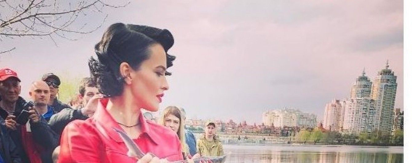 Lady in red Даша Астафьева помогла зарыбить Днепр редкой стерлядью