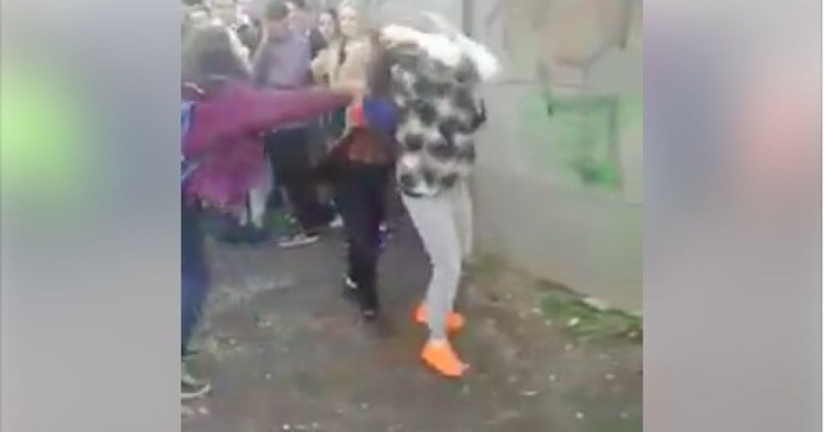 У Чернігові гурт школярок привселюдно жорстоко побив 15-річну ровесницю