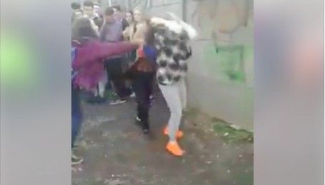 У Чернігові гурт школярок привселюдно жорстоко побив 15-річну ровесницю