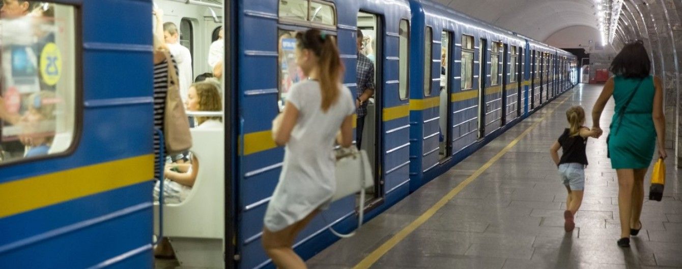 В киевском метро человек оказался на путях: движение поездов было приостановлено