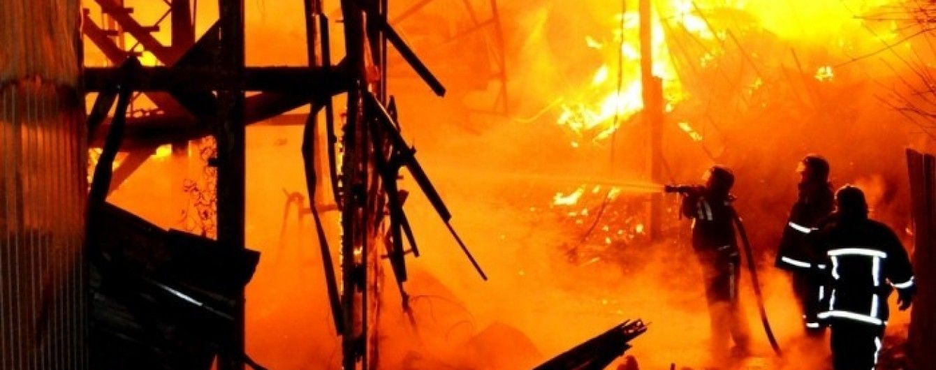 У Борисполі масштабна пожежа знищила склади