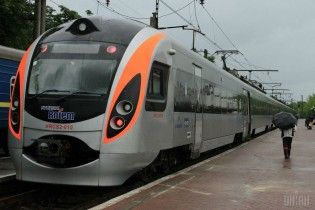 Під Харковом у поїзді знайшли мертвим військового - ЗМІ