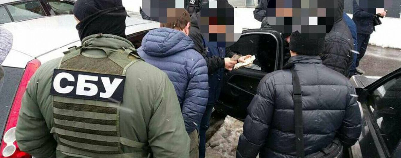 У Харкові затримали поліцейського, який вимагав 50 тис. грн від матері студента