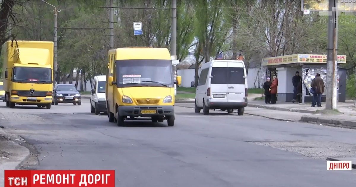 В Днепре строго наказали дорожников, которые укладывали асфальт в лужи