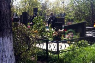 В Днепре запретили огораживать могилы на кладбищах и устанавливать столы