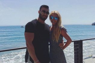 Спортивная Бритни Спирс в бикини развлеклась с молодым бойфрендом в бассейне
