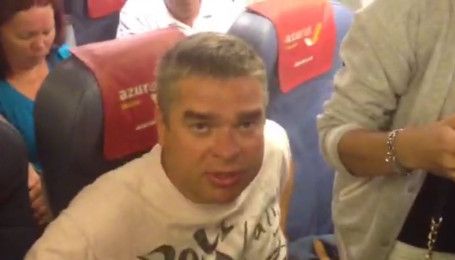 Пьяный пассажир самолета Египет-Киев во время полета едва не задушил мужчину - очевидцы
