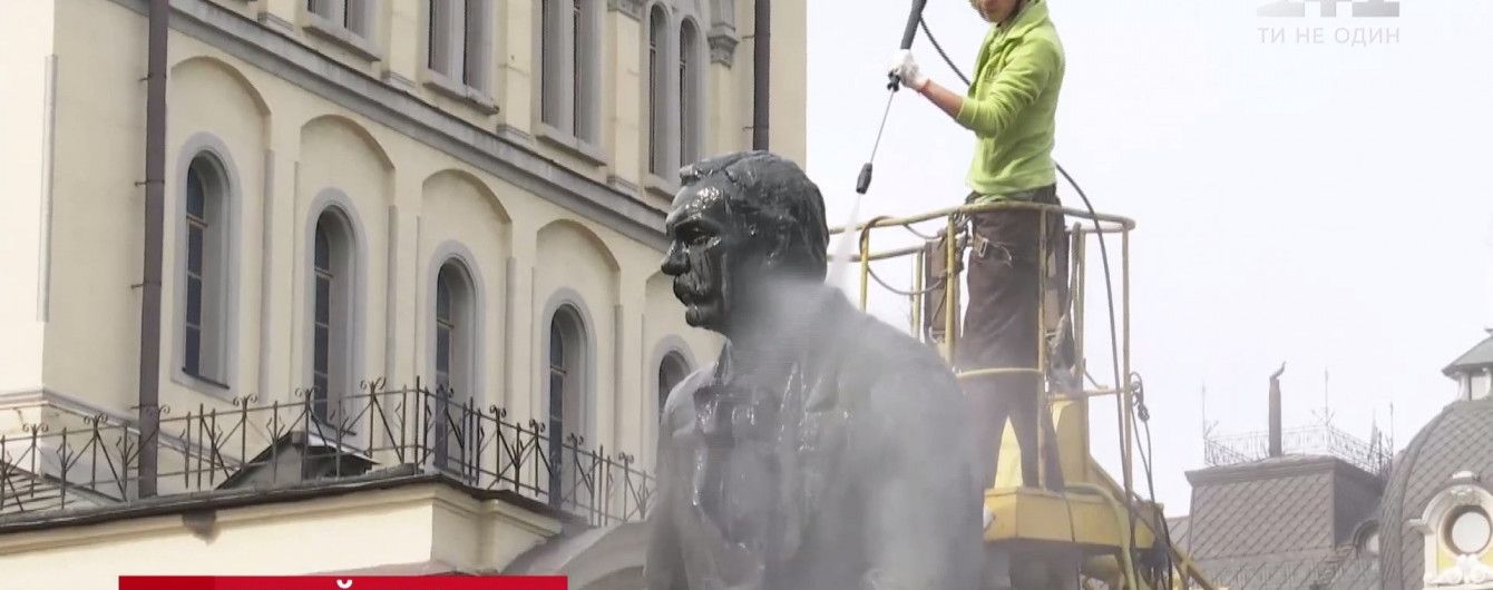 У Києві перед "Євробаченням" уперше за 52 роки помили бронзового Лисенка