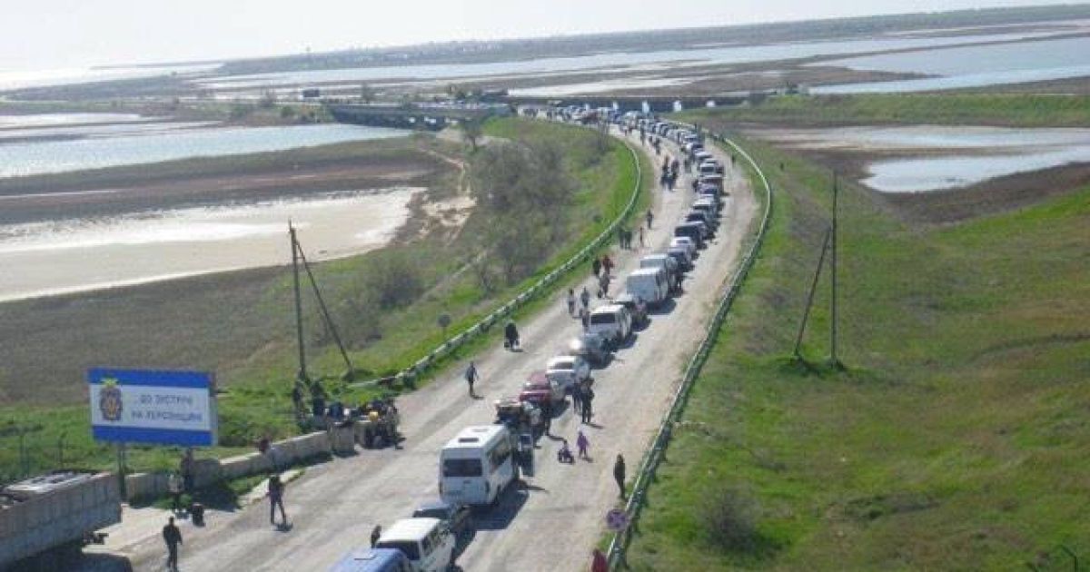 Очереди на границе с оккупированным Крымом: российские службы дважды за день останавливали пропуск