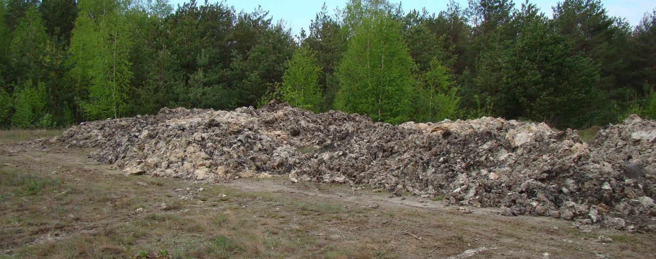 На Волині в поле скинули 15 фур з мертвими тваринами: траса на Варшаву перекрита