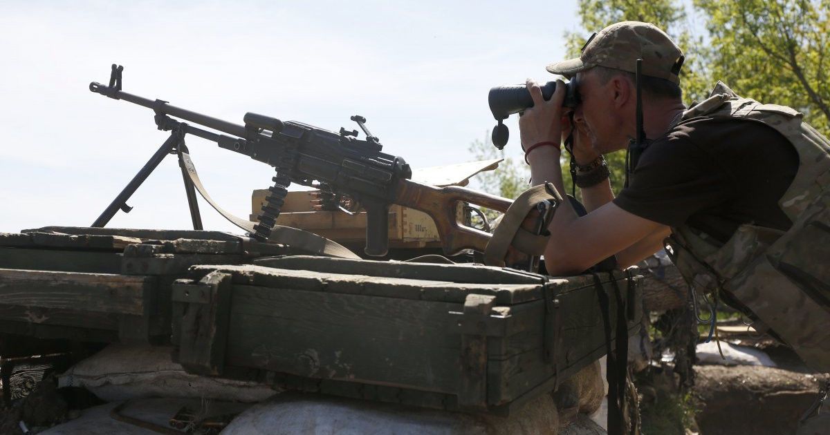 Горячее Донецкое направление и раненый украинский военный. Дайджест АТО
