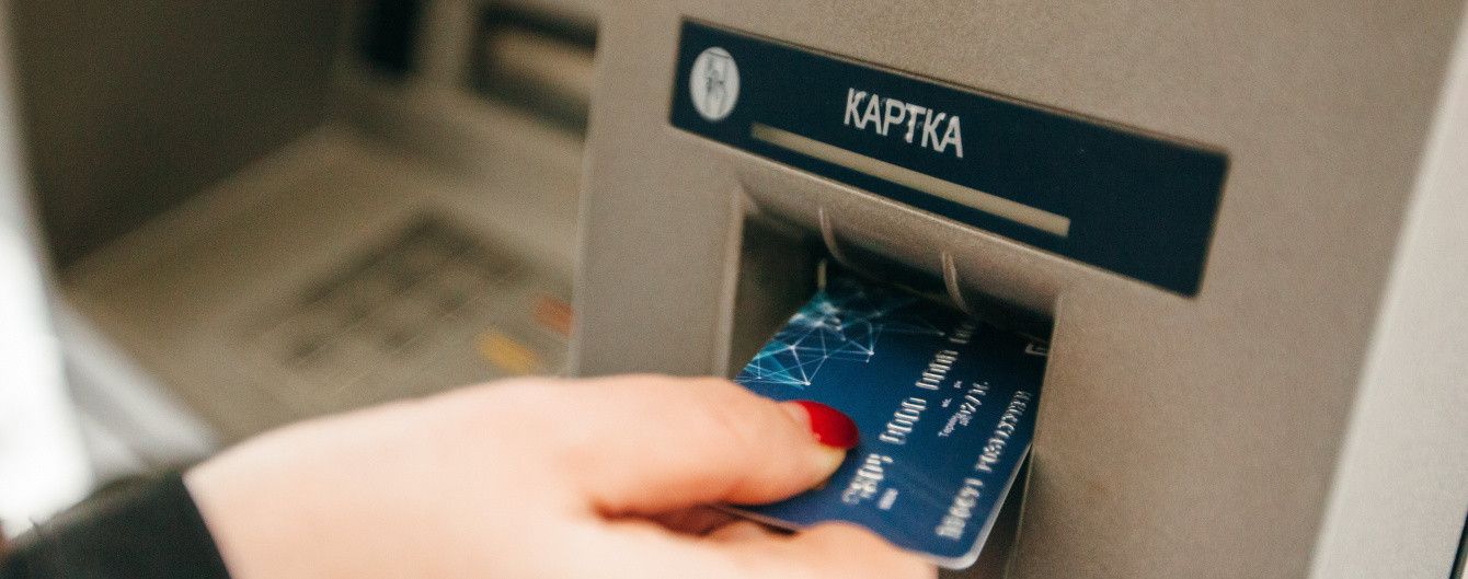 Люди-банкомати. Українські заробітчани почали більше грошей переказувати додому