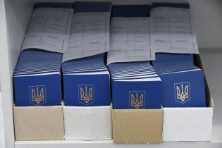 На Донбассе получения биометрических паспортов сопровождают драки в очередях и полиция