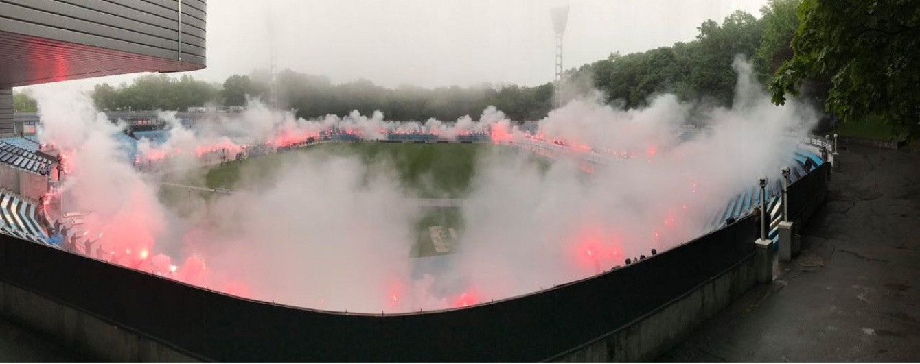 Фанати "Динамо" фаєрами привітали команду з 90-річчям клубу