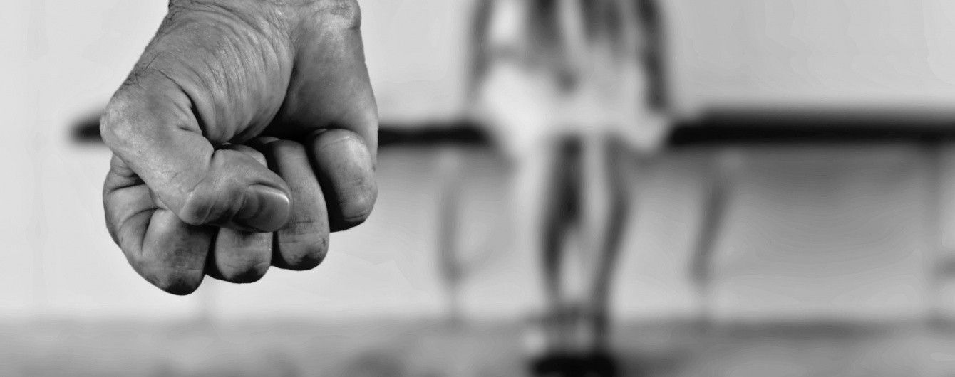 На Івано-Франківщині посеред білого дня на вулиці зґвалтували 11-річну дівчинку