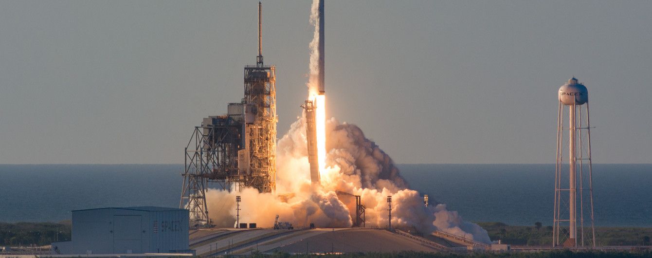 SpaceX успешно запустил ракету Falcon 9 с десятью спутниками