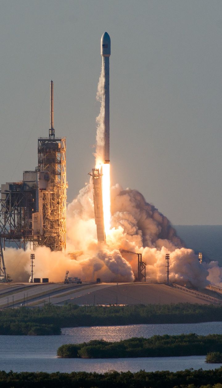 SpaceX может вывести на орбиту 12 тысяч спутников для интернета