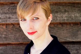 Помилованный Обамой информатор Wikileaks, который в тюрьме стал женщиной, вышел на волю