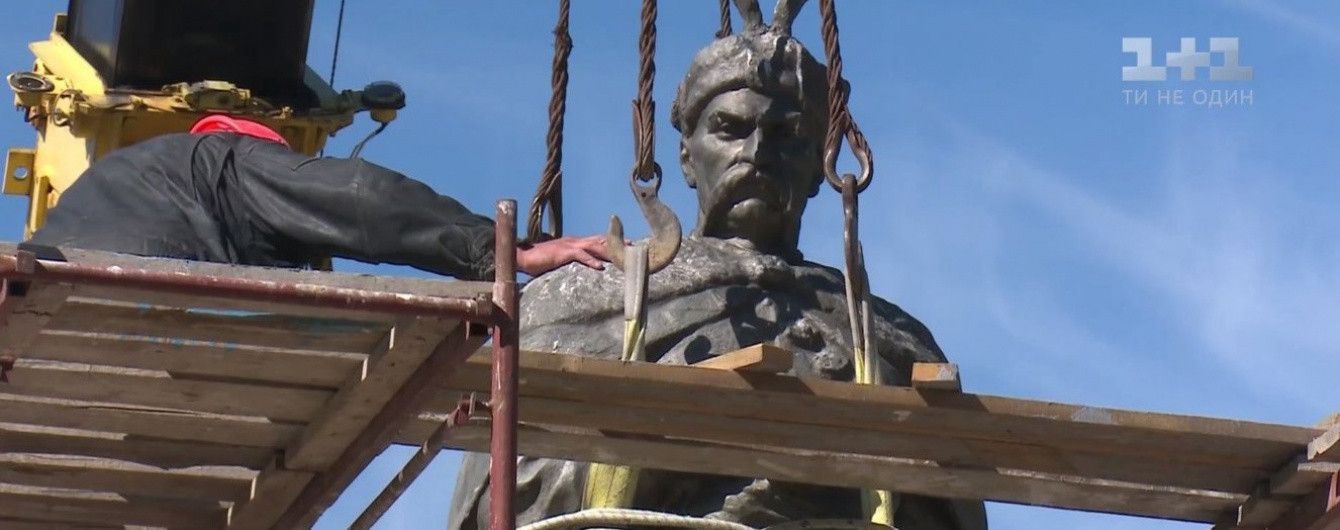 В Чернигове развернули памятник Хмельницкому задом к Москве