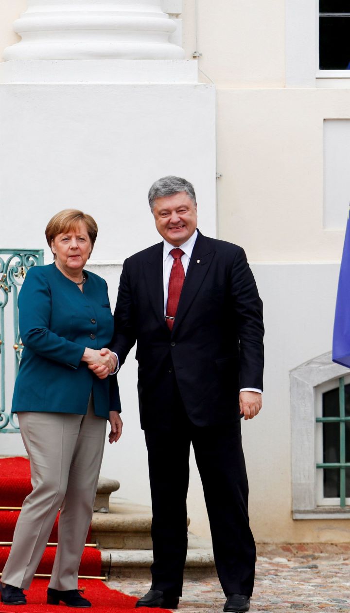 Германия будет делать все для деэскалации агрессии РФ. Порошенко обсудил с Меркель нападение на корабли Украины