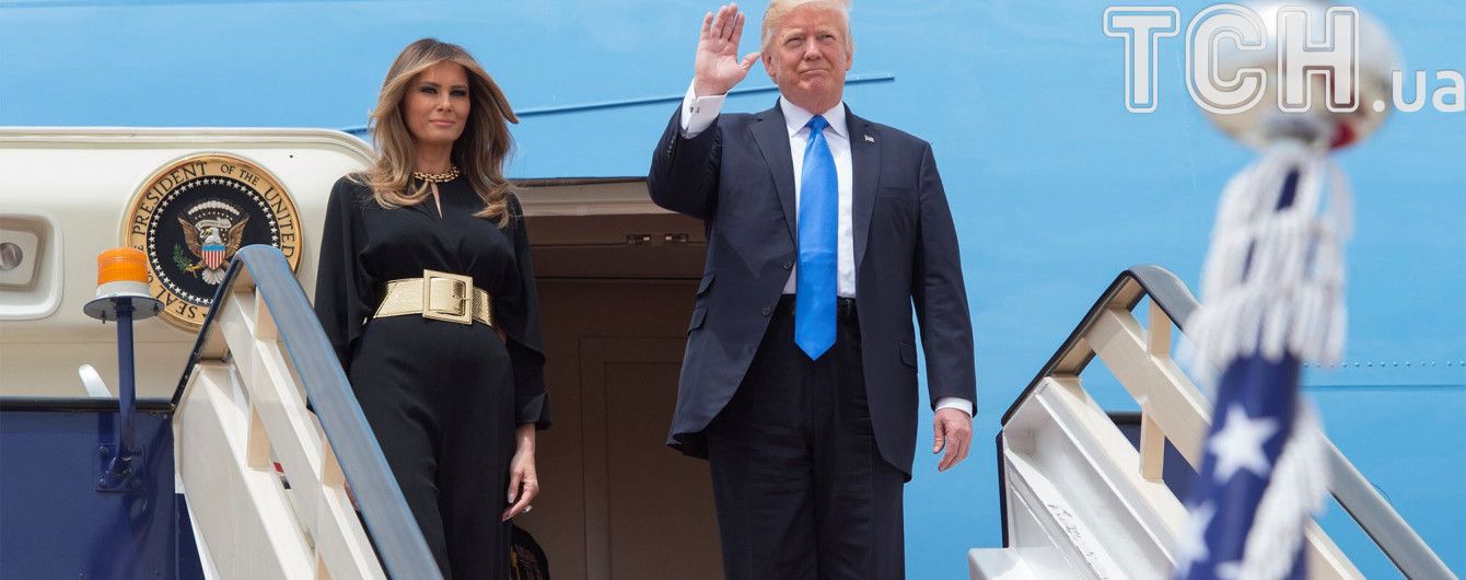 Меланія Трамп відмовилася взяти чоловіка-президента за руку після приземлення в Ізраїлі