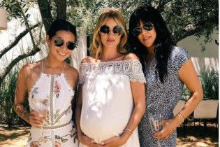 Вагітна дівчина-модель Джейсона Стейтема показала чималий животик на baby shower