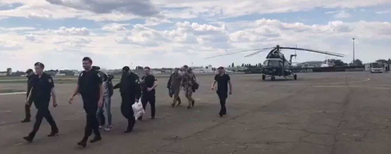 В аэропорт "Киев" уже доставили половину задержанных чиновников-налоговиков