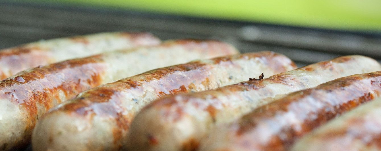 В лучших немецких традициях: рецепт колбасок из курицы и овощей