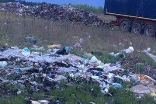 На Київщині вантажівки друга Садового намагалися скинути львівське сміття - ЗМІ