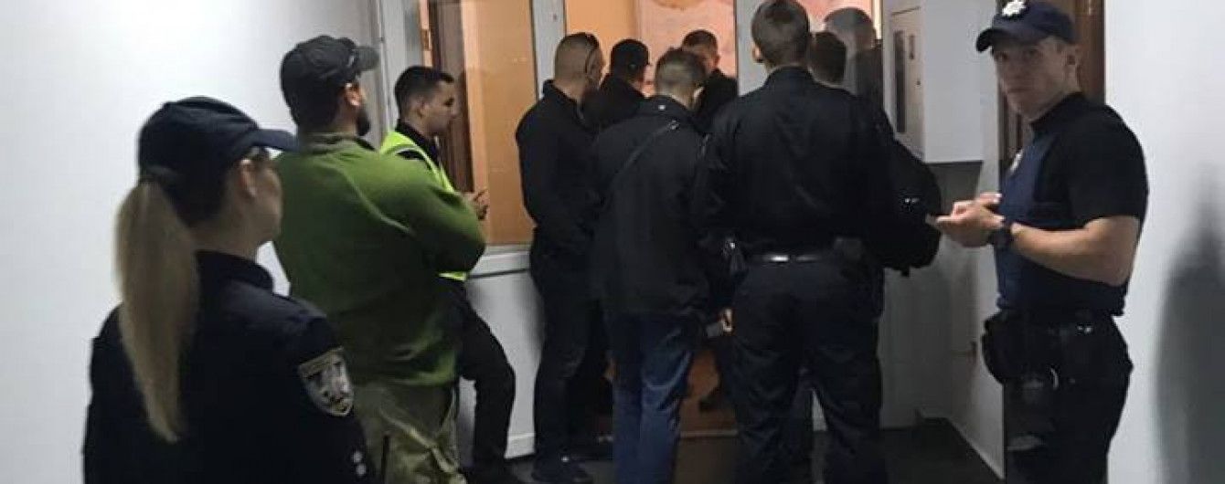 У Києві невідомі вдерлися до будівлі Держгеонадр та захопили кабінет голови служби