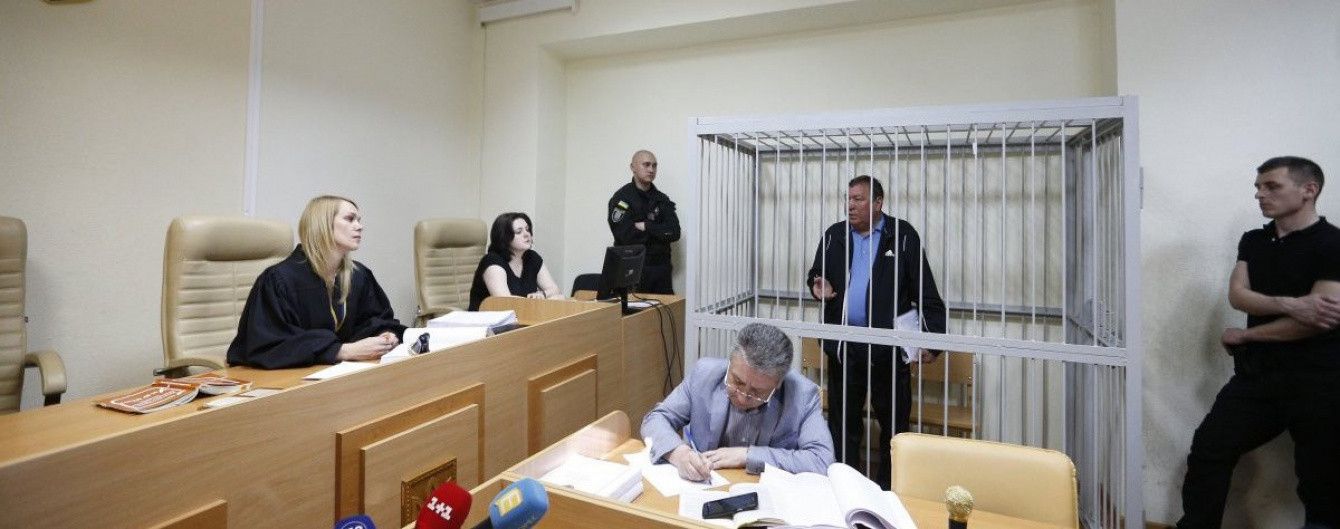 Аваков прозвітував про вилучені в затриманих екс-податківців золото та ювелірку