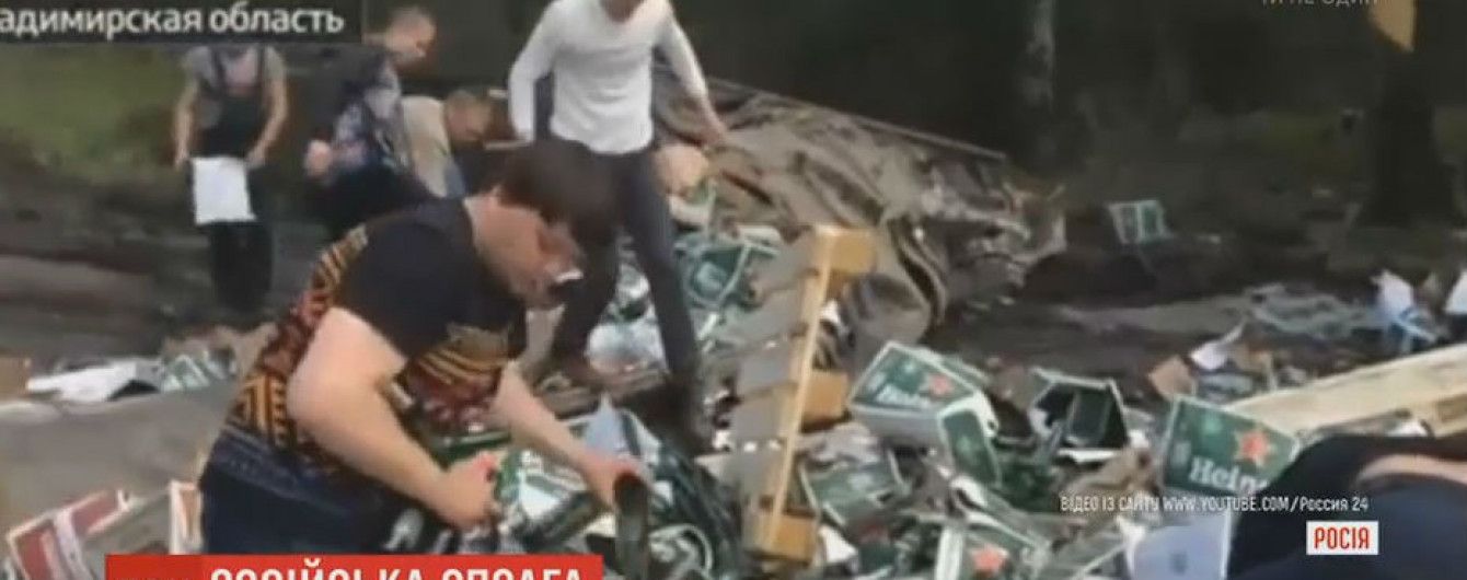 На российской трассе разворовали фуру пива, которая попала в ДТП