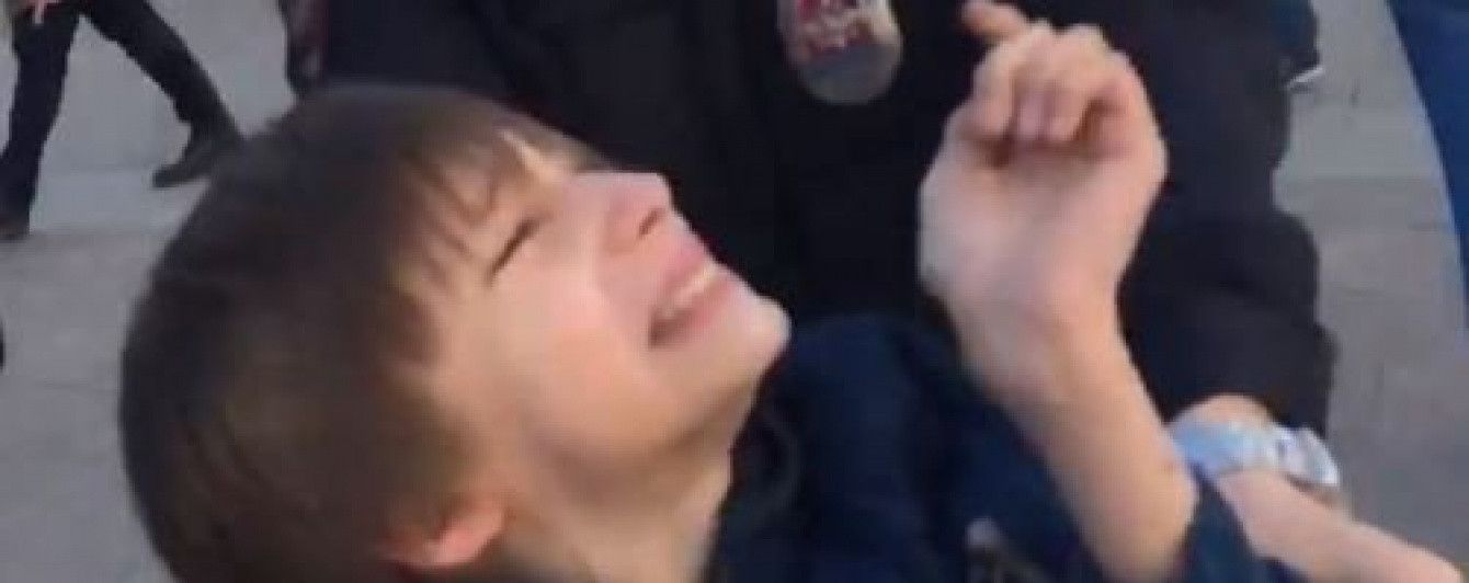 Тащили за шиворот и толкались. В Сети опубликовали полное видео задержания мальчика в Москве