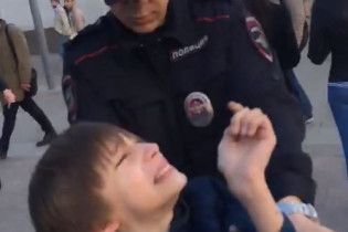 Тащили за шиворот и толкались. В Сети опубликовали полное видео задержания мальчика в Москве