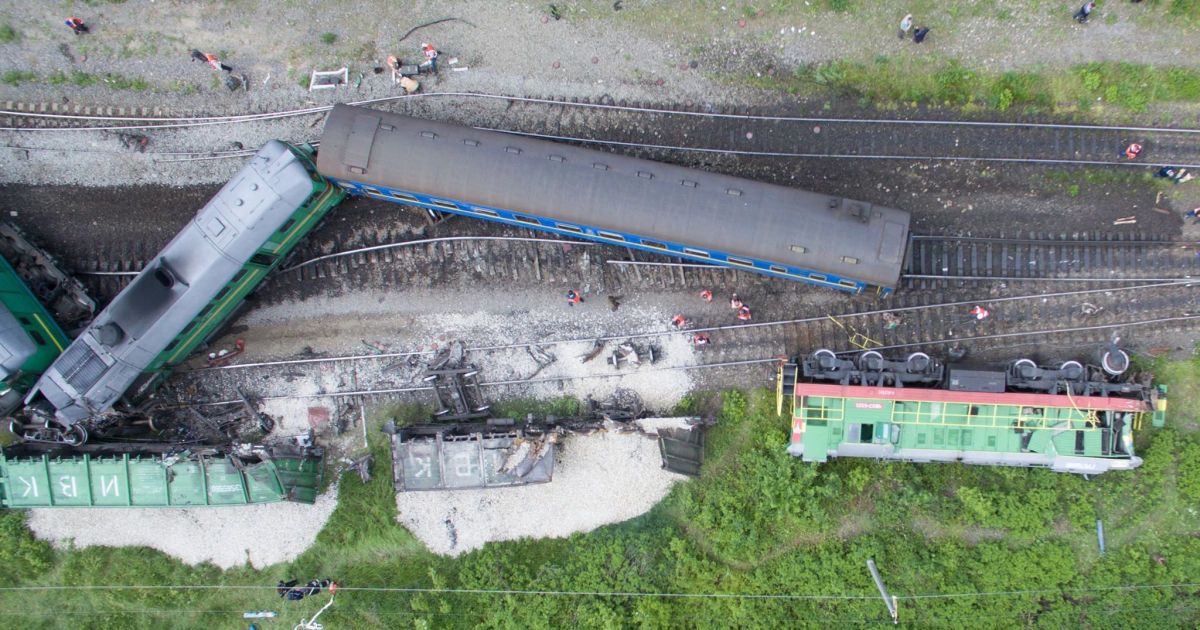 Залізничники назвали попередню причину зіткнення потягів на Хмельниччині