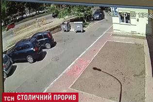 Камеры наблюдения зафиксировали "взрыв" от поврежденной трубы в Киеве
